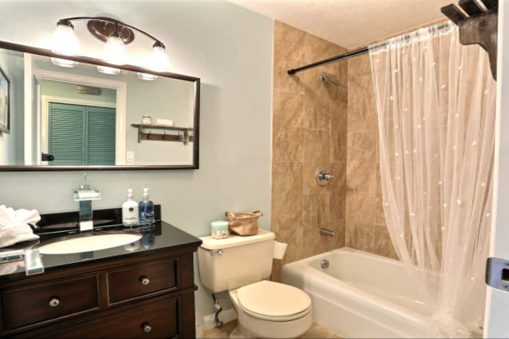 Photo of Bathroom in Downtown Lahaina
