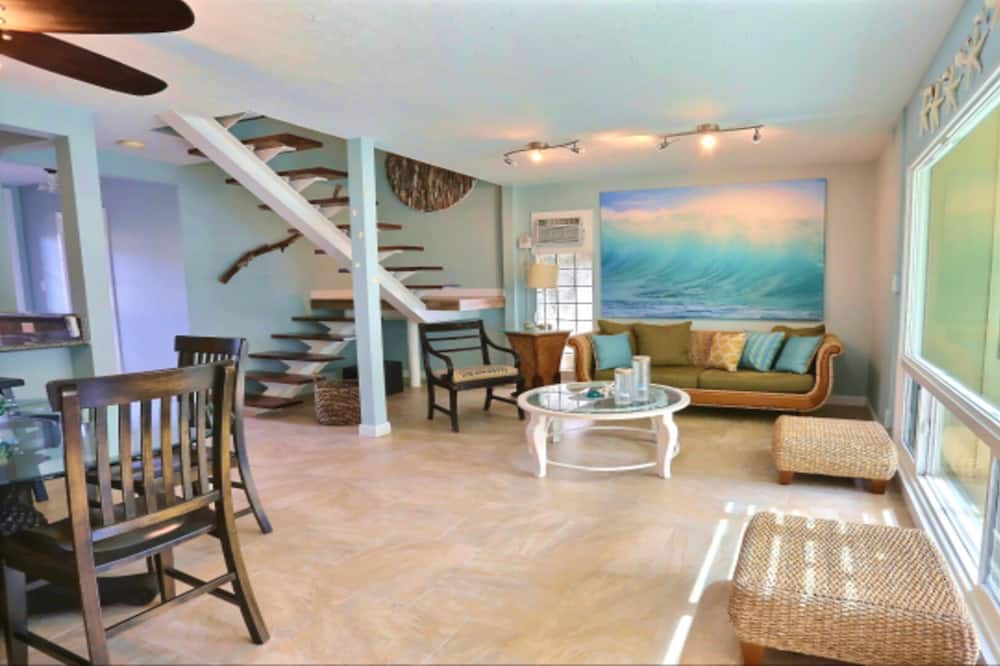 Photo of Livingroom in Downtown Lahaina