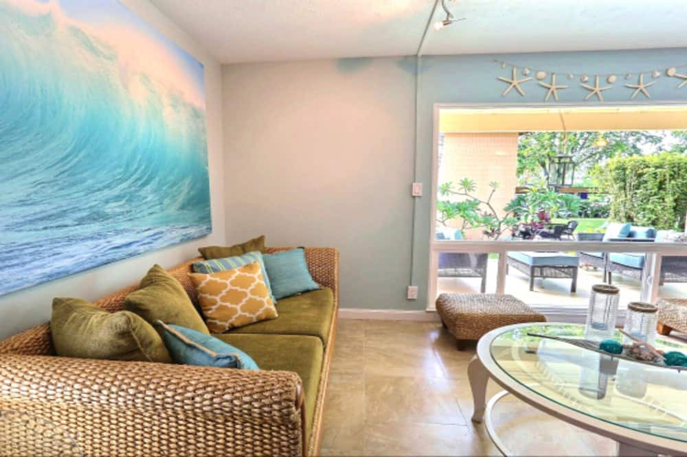 Photo of Livingroom in Downtown Lahaina