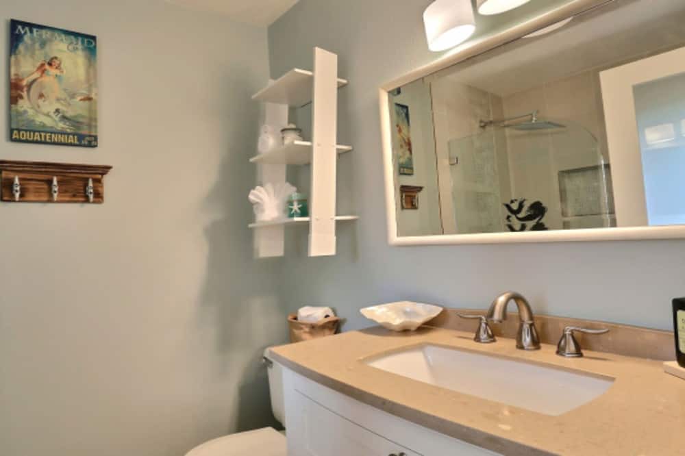 Photo of Bathroom in Downtown Lahaina