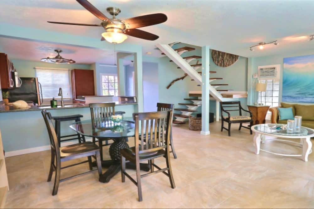 Photo of Livingroom in Downtown Lahaina