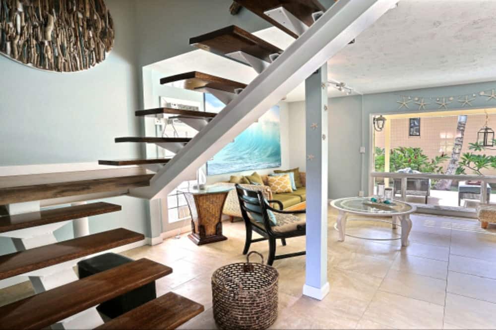 Photo of Livingroom in Downtown Lahaina