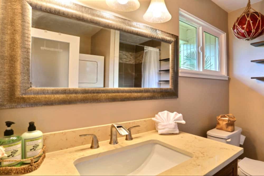 Photo of Bathroom in Downtown Lahaina
