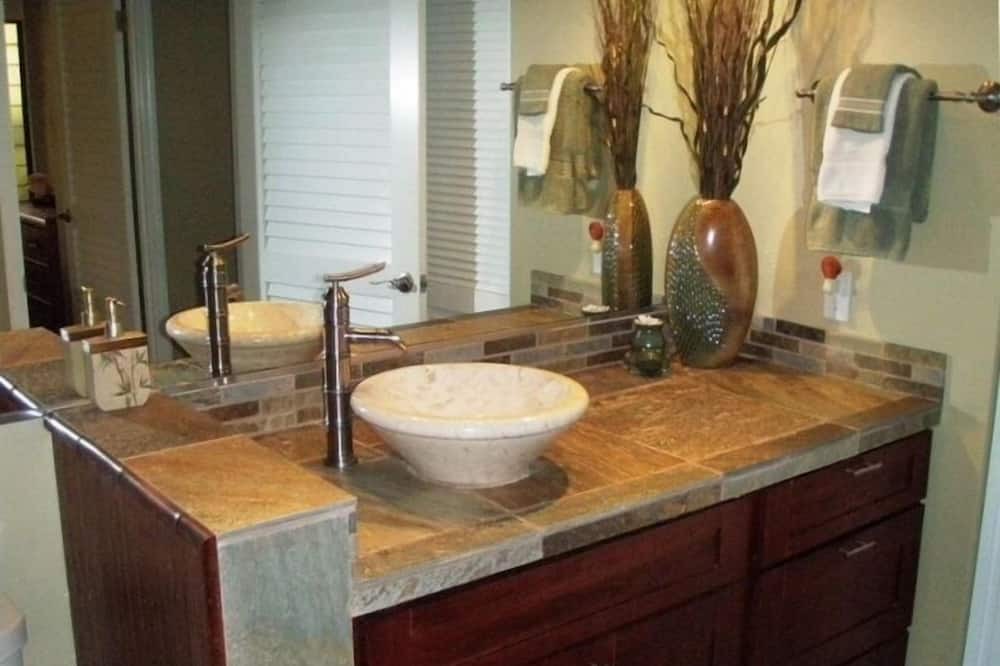 Photo of Bathroom in Waialua