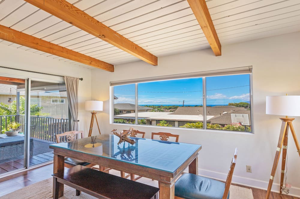 Photo of Livingroom in Downtown Lahaina