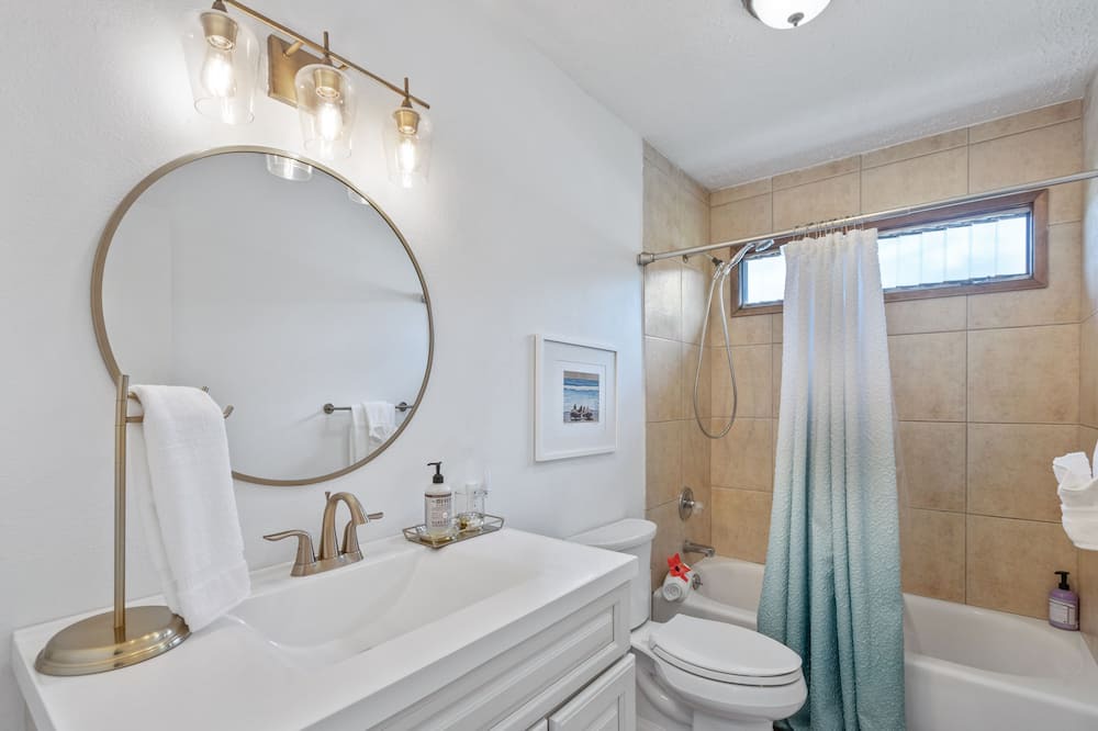 Photo of Bathroom in Downtown Lahaina