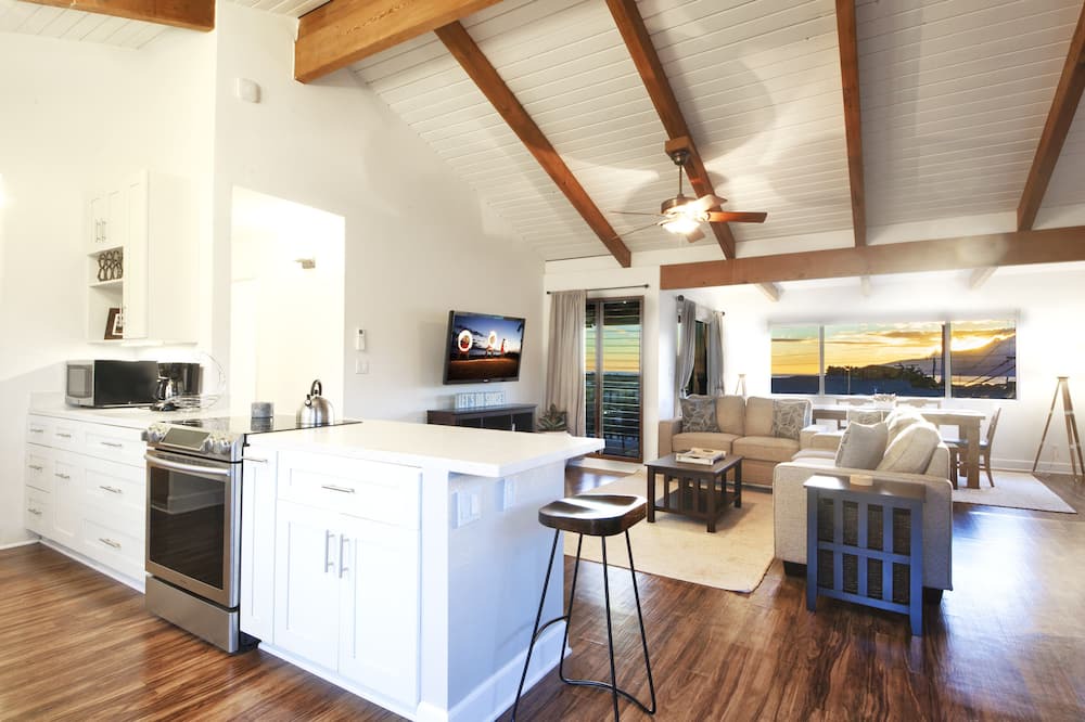 Photo of Livingroom in Downtown Lahaina