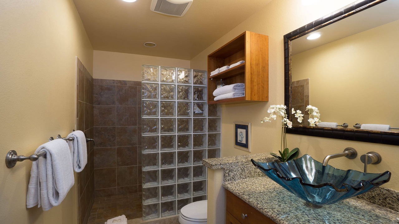 Photo of Bathroom in Kahaluu Bay