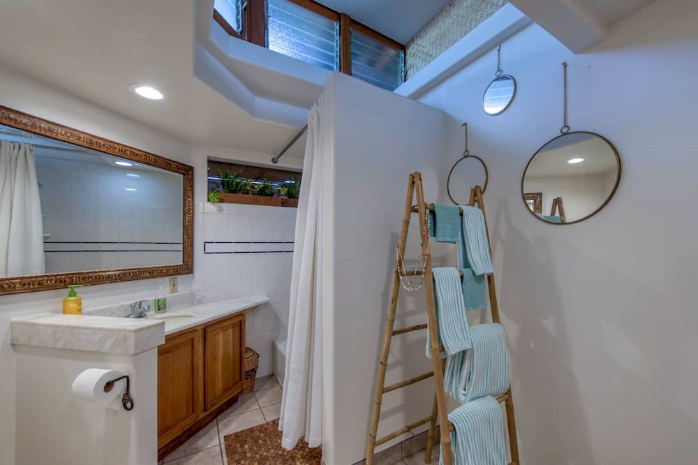 Photo of Bathroom in Historic Lahaina Front Street