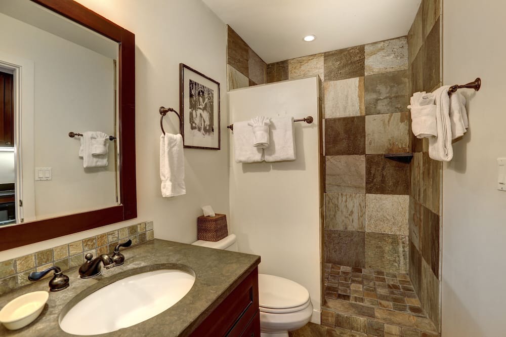 Photo of Bathroom in Historic Lahaina Front Street