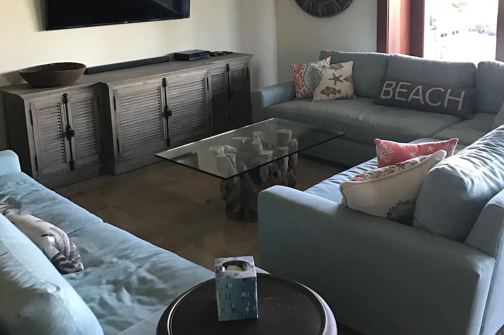 Photo of Livingroom in Waikoloa