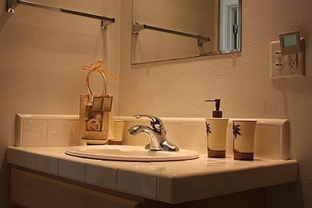 Photo of Bathroom in Ualapue