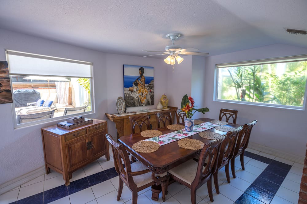 Photo of Bedroom in Historic Lahaina Front Street