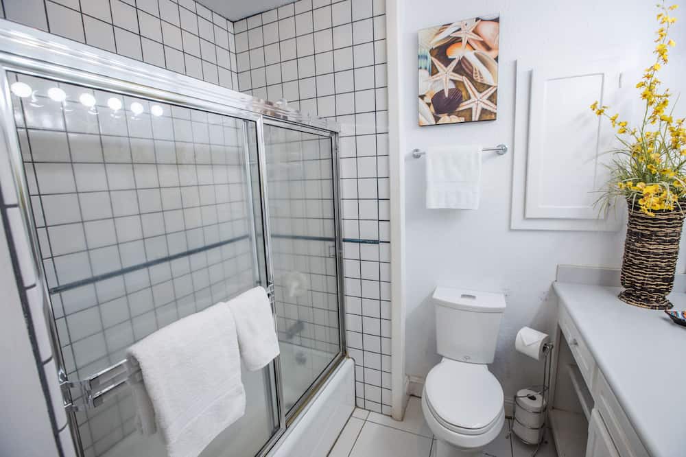 Photo of Bathroom in Historic Lahaina Front Street