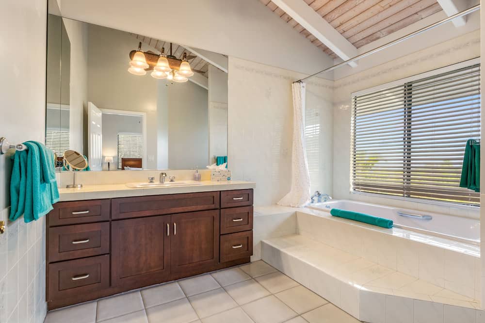 Photo of Bathroom in Kona Palisades