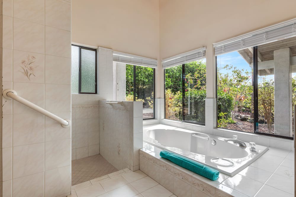 Photo of Bathroom in Kona Palisades
