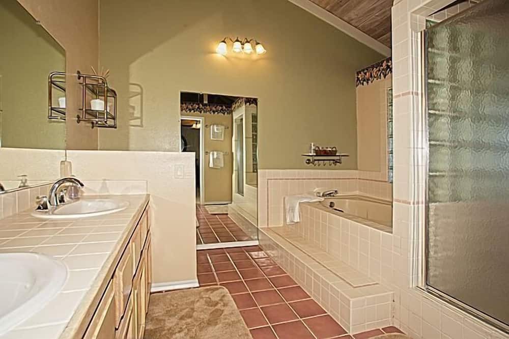 Photo of Bathroom in Holualoa