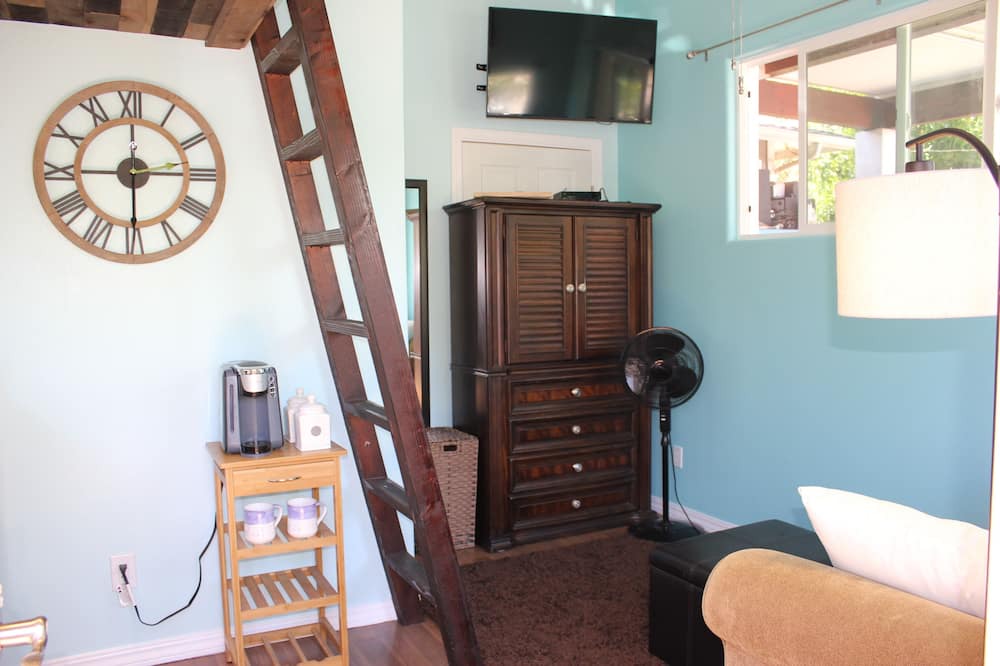 Photo of Bedroom in Historic Lahaina Front Street