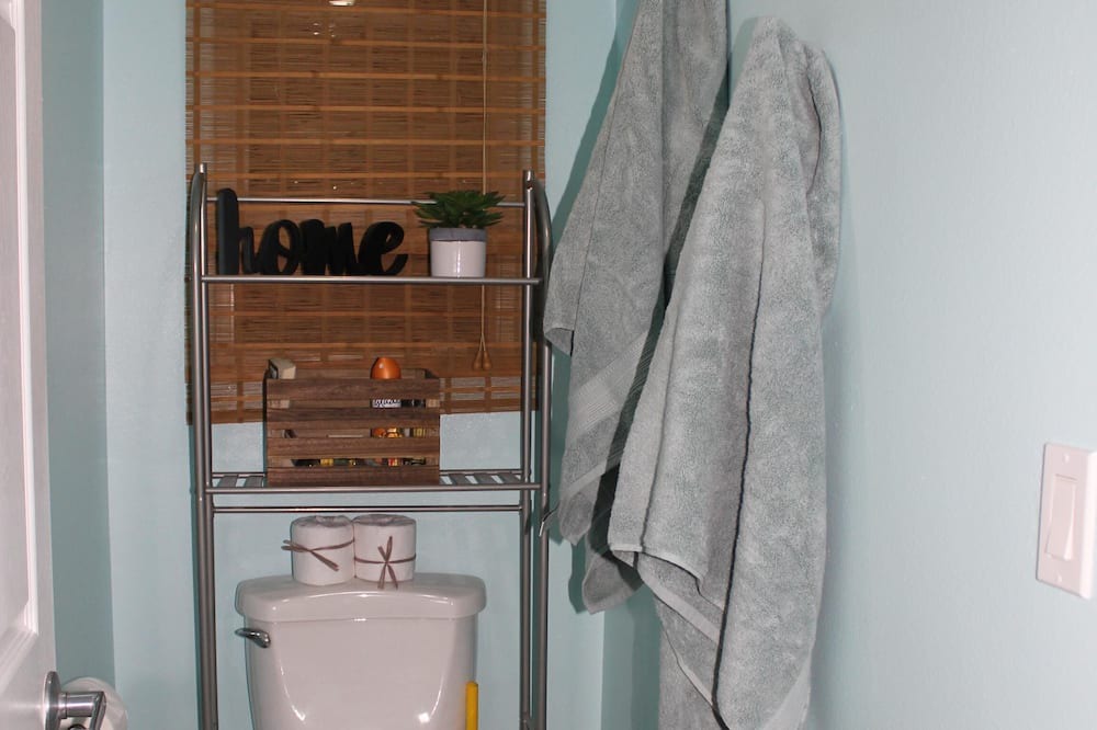 Photo of Bathroom in Historic Lahaina Front Street