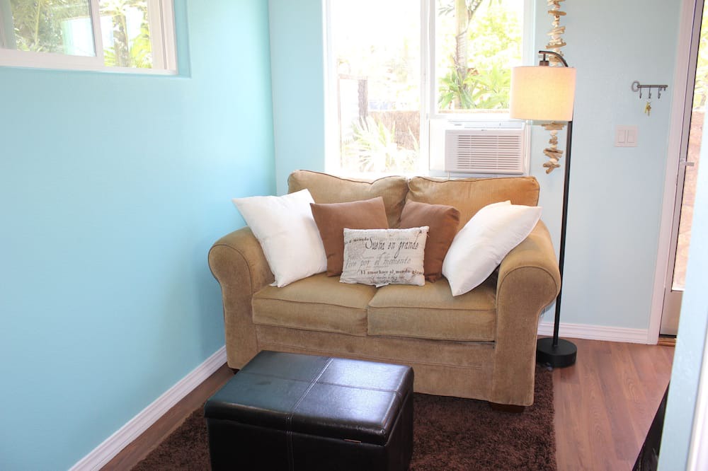 Photo of Bedroom in Historic Lahaina Front Street
