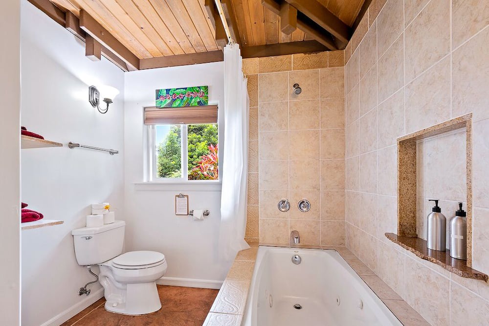 Photo of Bathroom in Holualoa