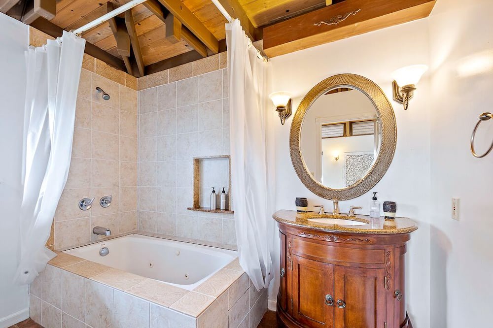 Photo of Bathroom in Holualoa