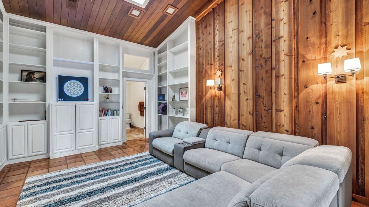 Photo of Livingroom in The Estates Above Lost Creek