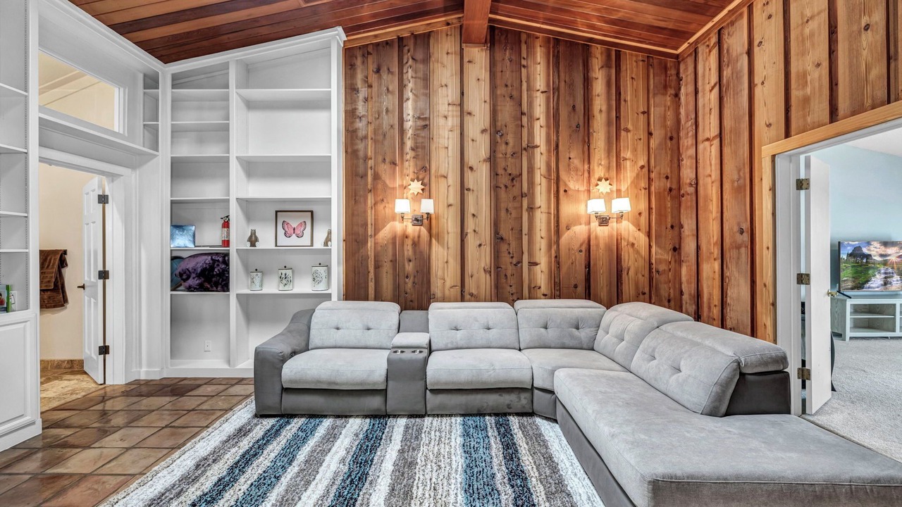 Photo of Livingroom in The Estates Above Lost Creek