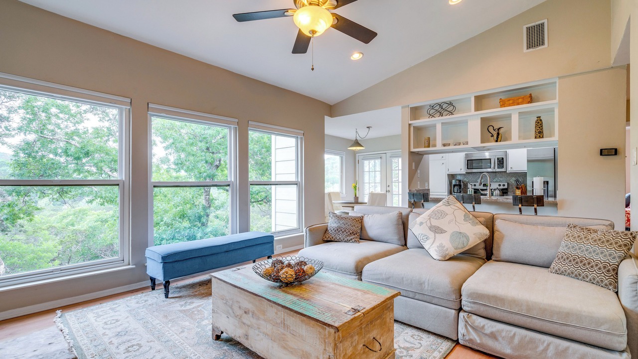 Photo of Livingroom in Westlake Highlands