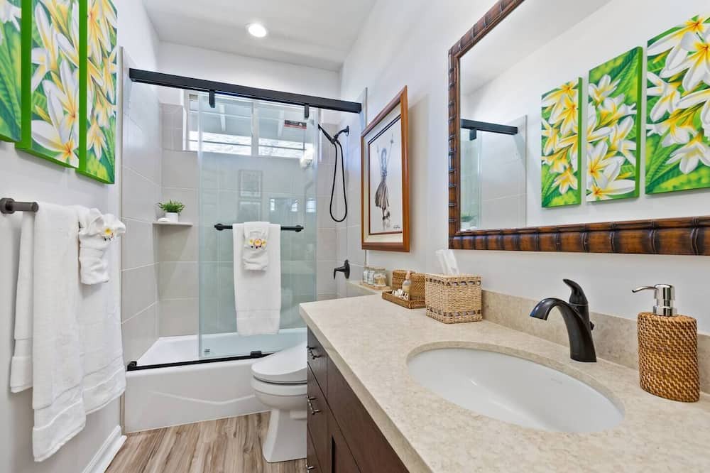 Photo of Bathroom in Makaha Valley
