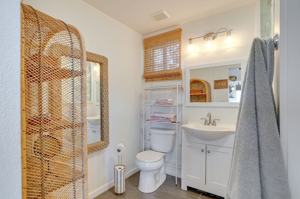 Photo of Bathroom in Aiea