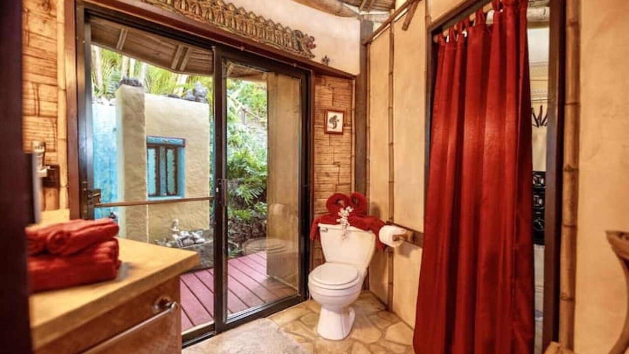 Photo of Bathroom in Haiku