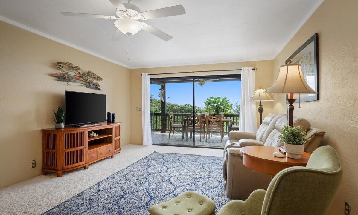 Photo of Livingroom in Kahaluu-Keauhou