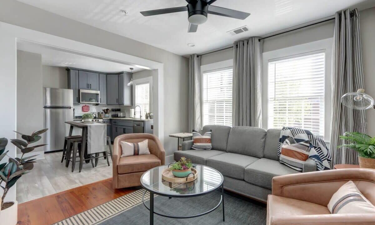 Photo of Livingroom in Old West Broad Neighborhood