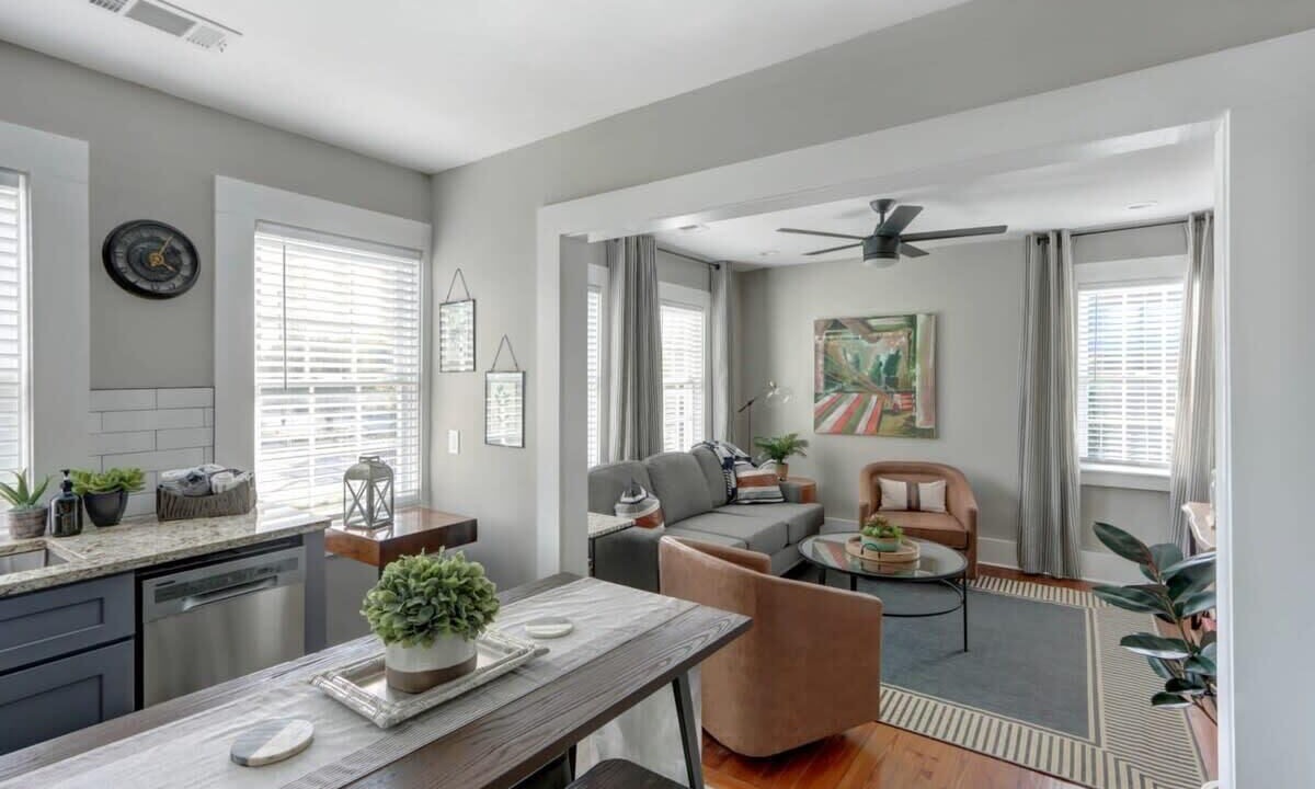 Photo of Livingroom in Old West Broad Neighborhood