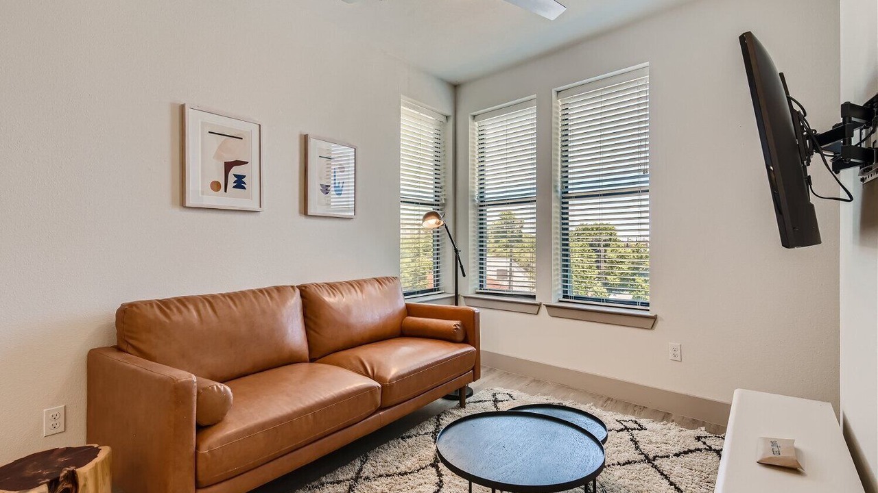 Photo of Livingroom in East Cesar Chavez