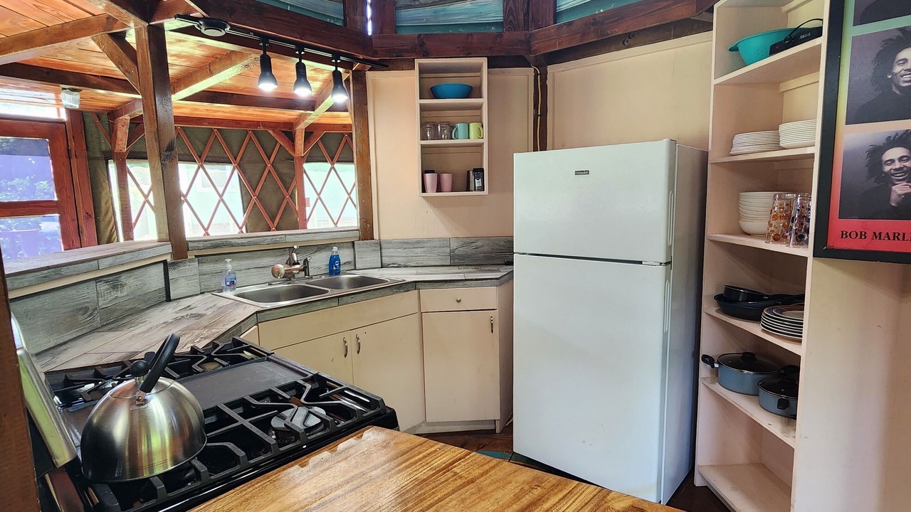 Photo of Kitchen in Mokuleia