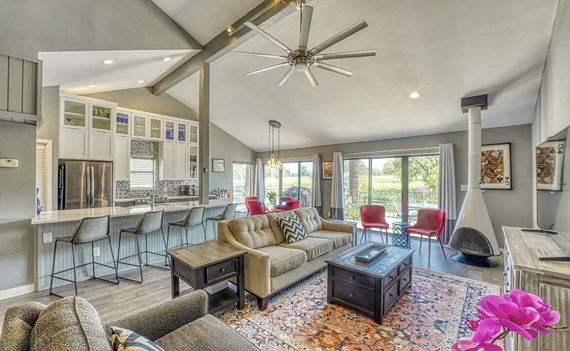 Photo of Livingroom in Horseshoe Bay