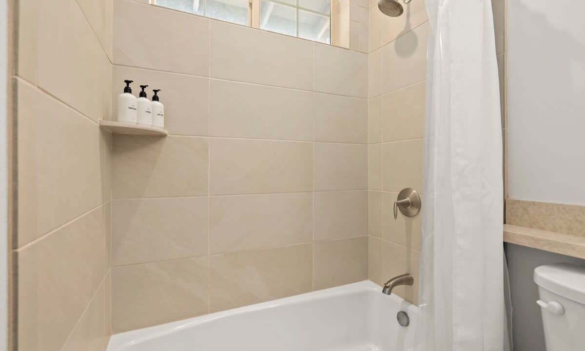 Photo of Bathroom in Makaha Valley