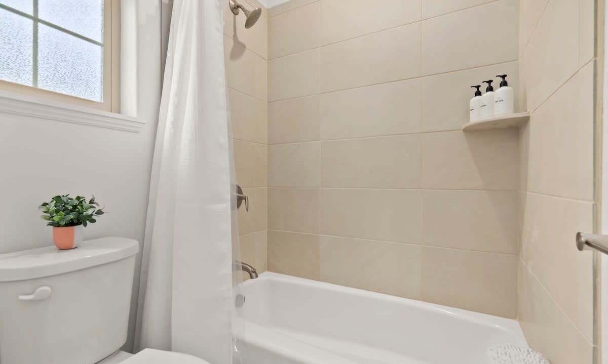 Photo of Bathroom in Makaha Valley