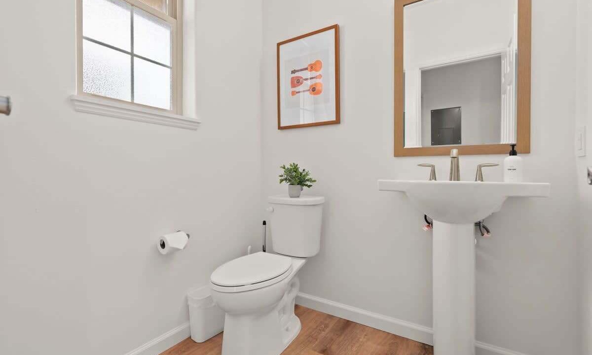 Photo of Bathroom in Makaha Valley