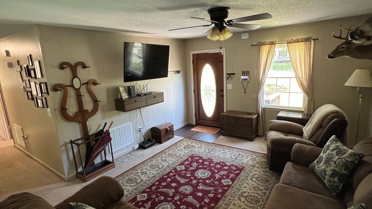 Photo of Livingroom in Utica