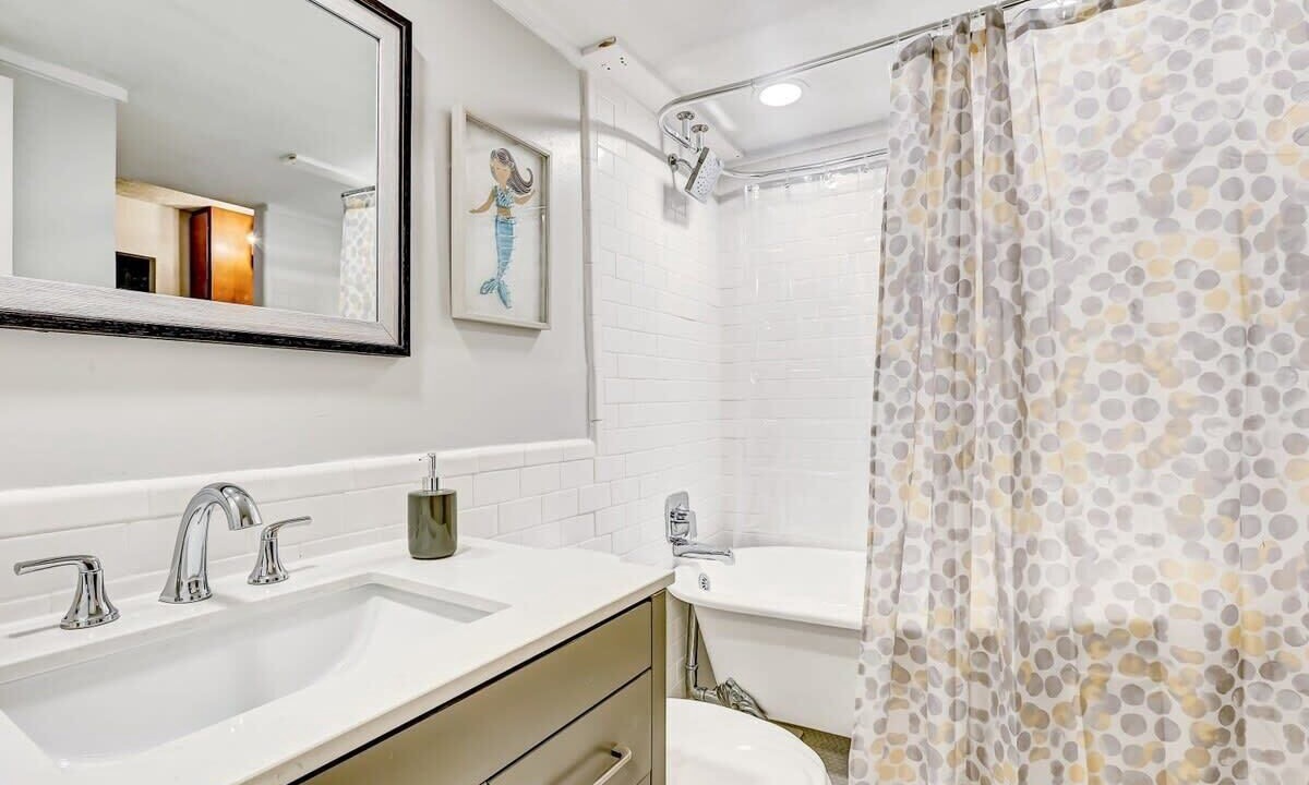 Photo of Bathroom in Whitemarsh Island