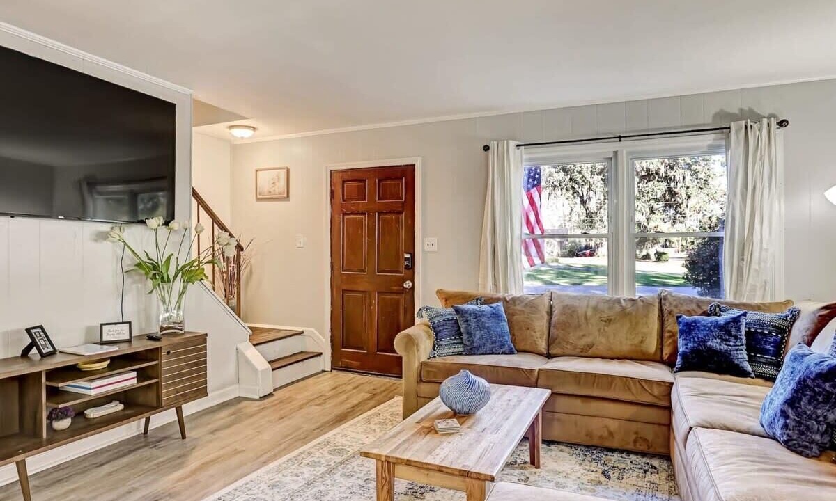 Photo of Livingroom in Whitemarsh Island