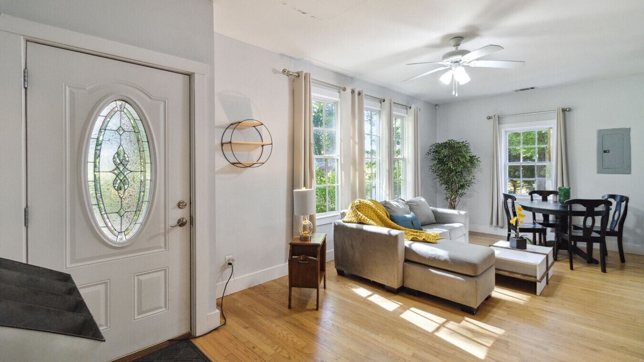 Photo of Livingroom in Suwanee