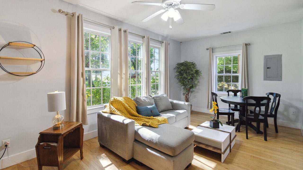Photo of Livingroom in Suwanee