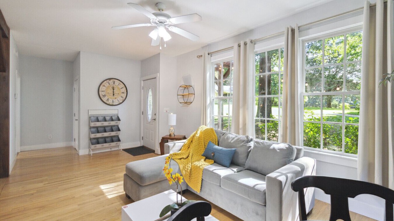 Photo of Livingroom in Suwanee