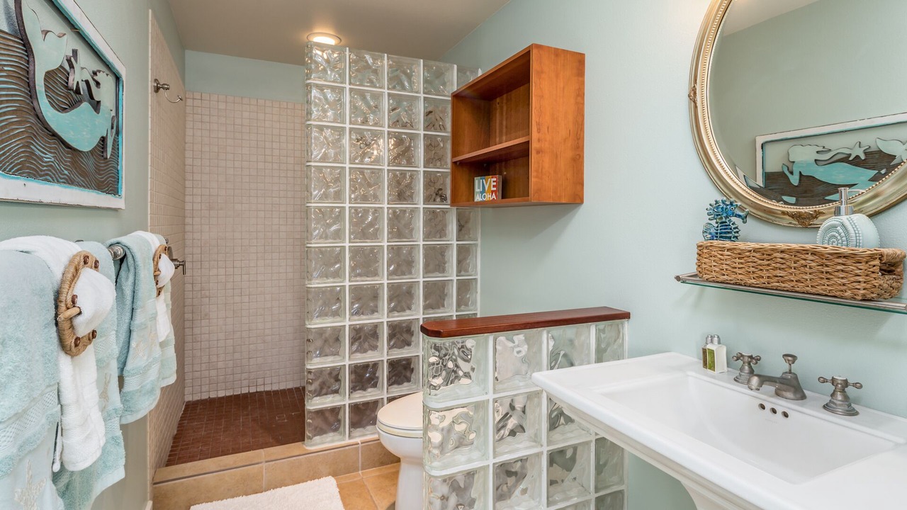Photo of Bathroom in Kahaluu Bay