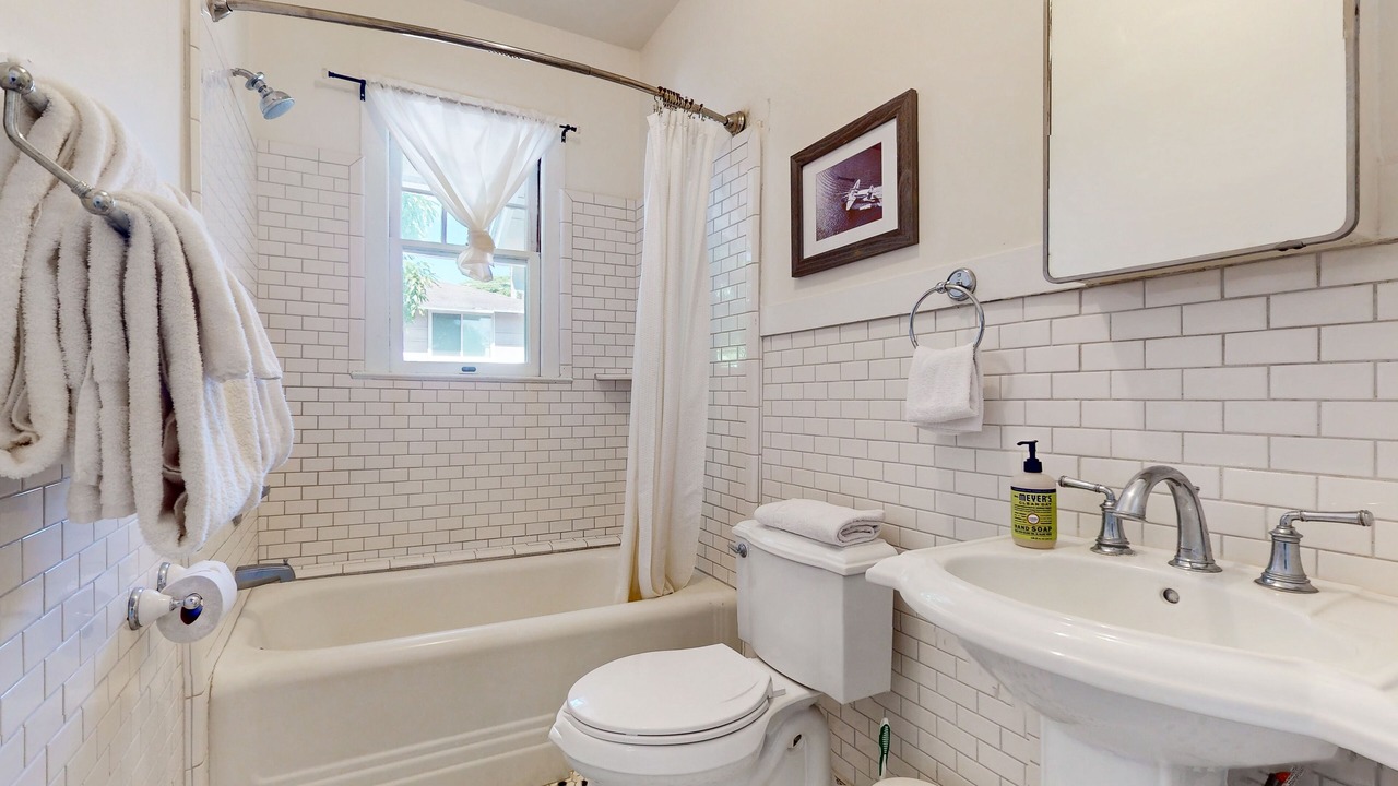 Photo of Bathroom in Diamond Head - Kapahulu - St. Louis