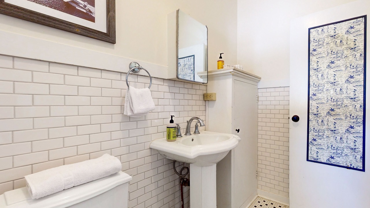Photo of Bathroom in Diamond Head - Kapahulu - St. Louis